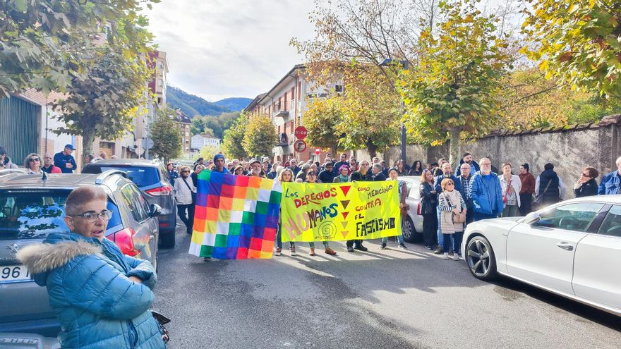 Doscientas personas apoyan el centro de acogida de Sotrondio, rechazado por Vox