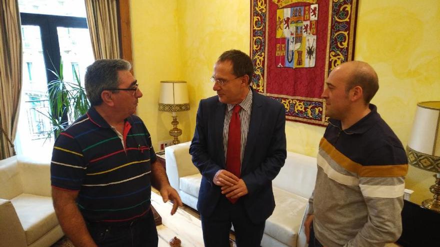 Pedro Domínguez (izquierda), Ángel Blanco y Roberto Prieto en la Subdelegación del Gobierno en Zamora.