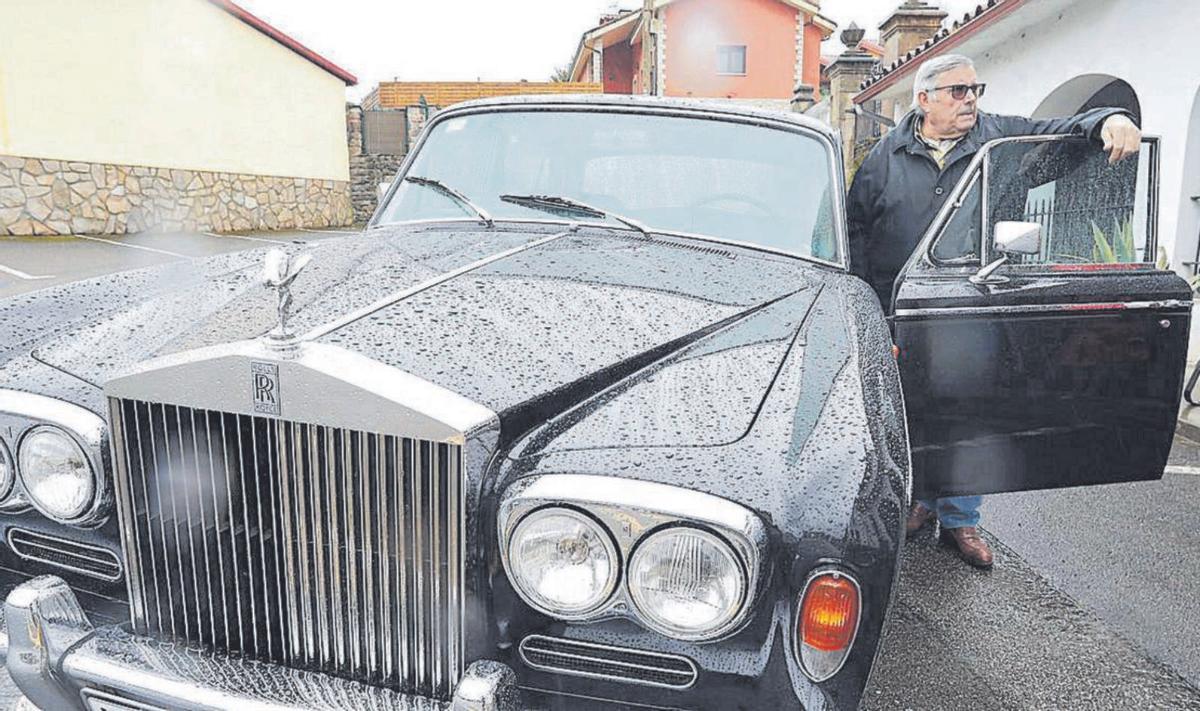 Cruz Sánchez y su coche. | Ricardo Solís