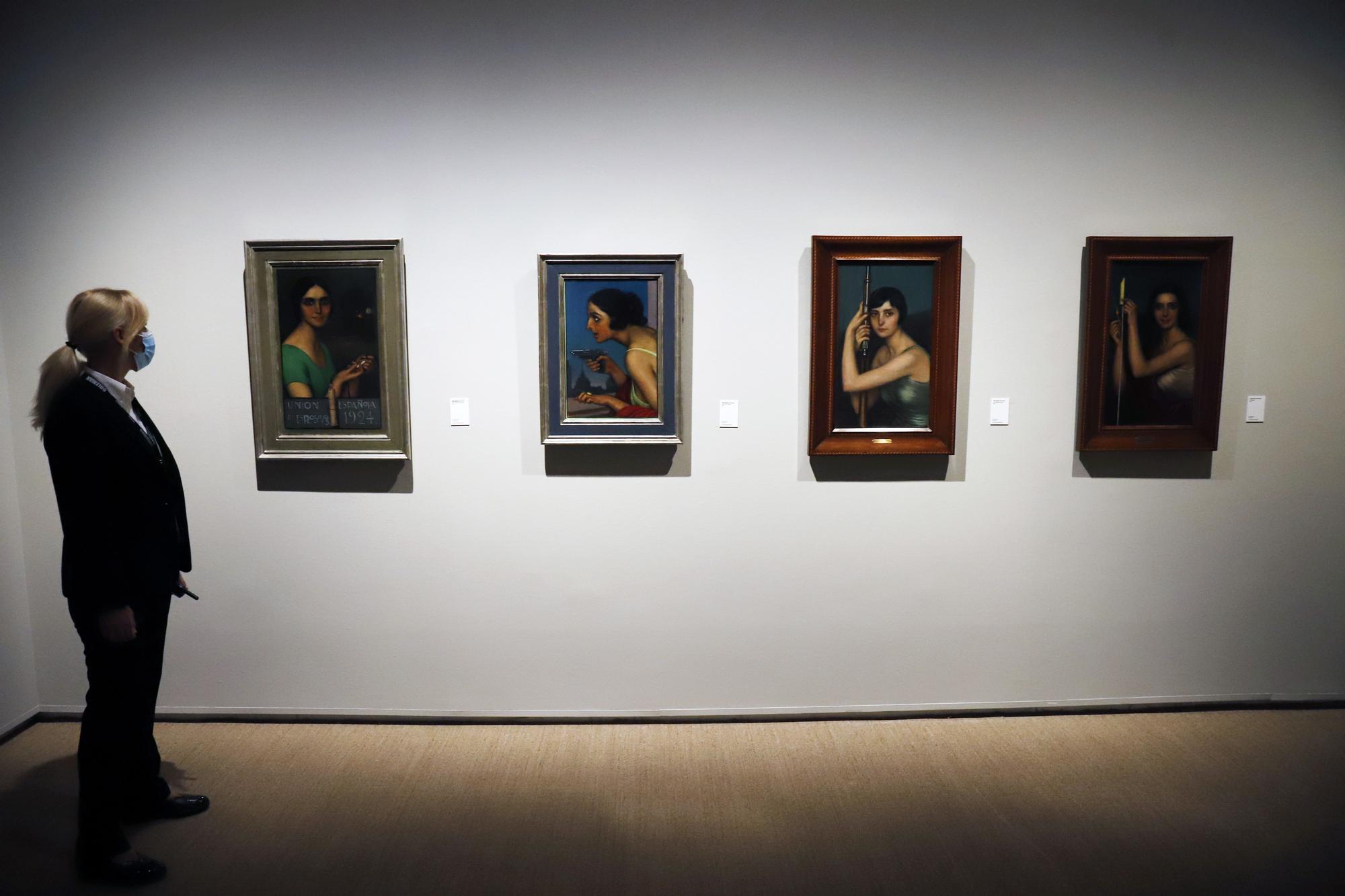 Las imágenes de la exposición 'Solana y Romero de Torres. Una historia del arte español en negro' en el Centro Cultural de la Fundación Unicaja