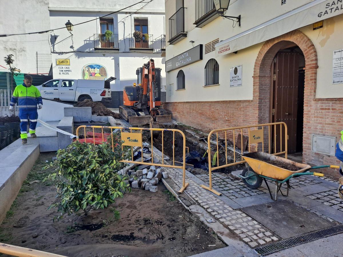 Operarios de Aqualia trabajan en el lugar donde se produjo el reventón fortuito esta madrugada.