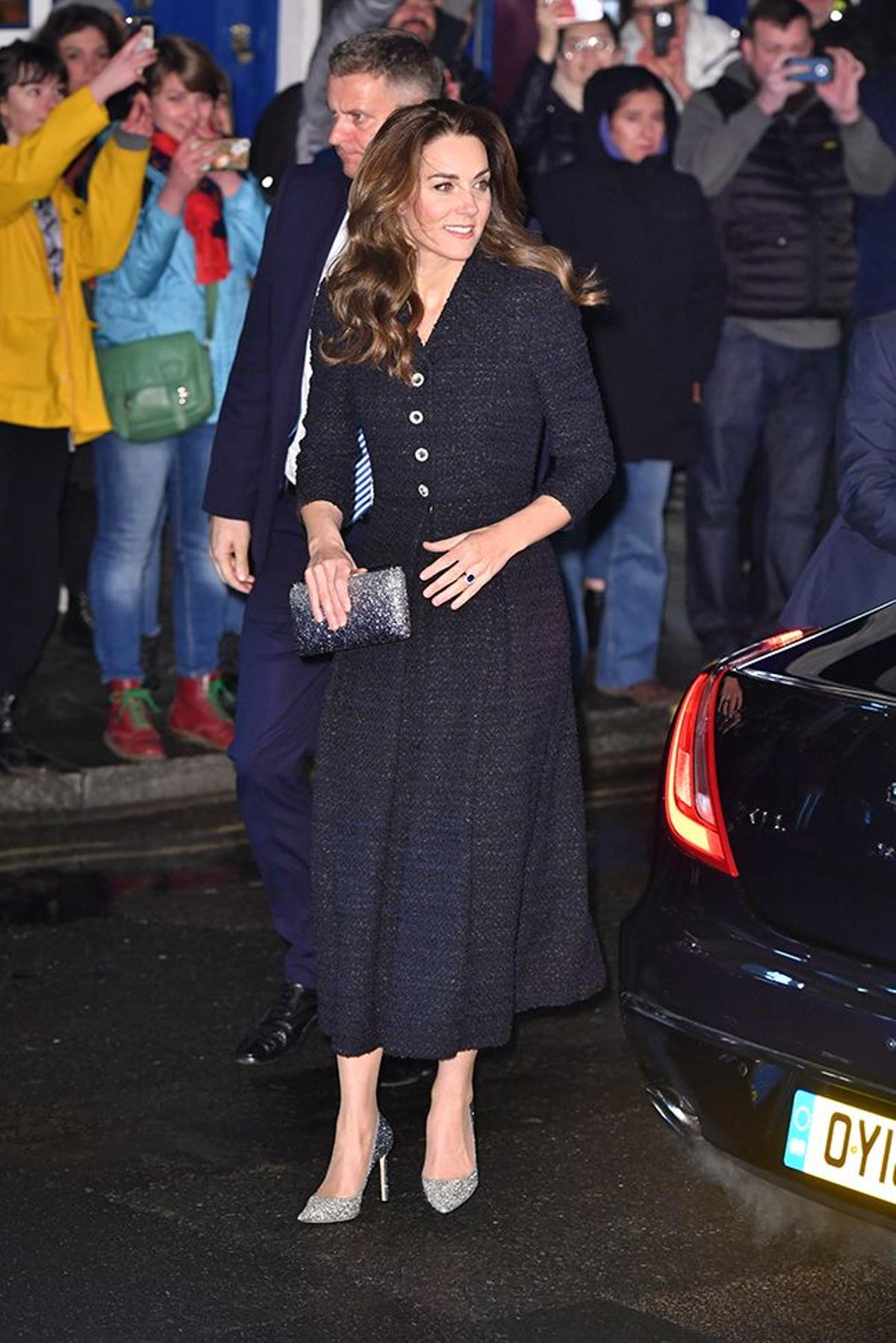 Kate Middleton con vestido tweed y zapatos y clutch brillantes