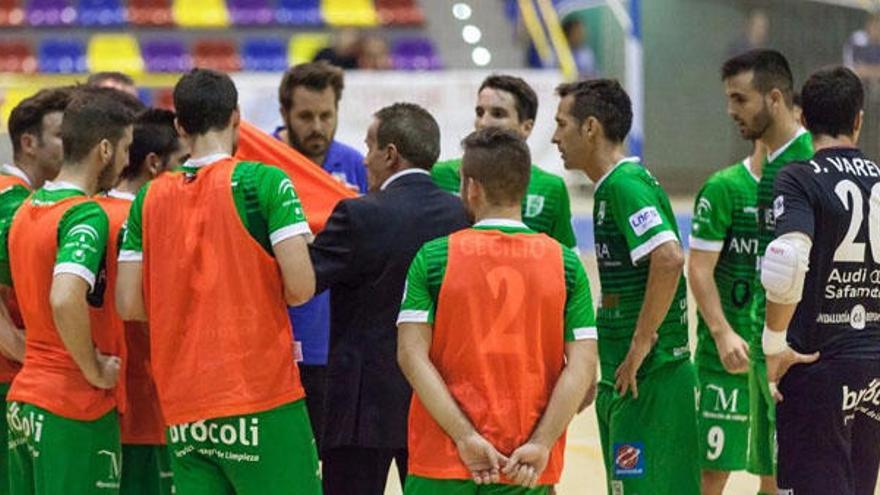 El equipo, reunido antes de salir a jugar en el Argüelles.