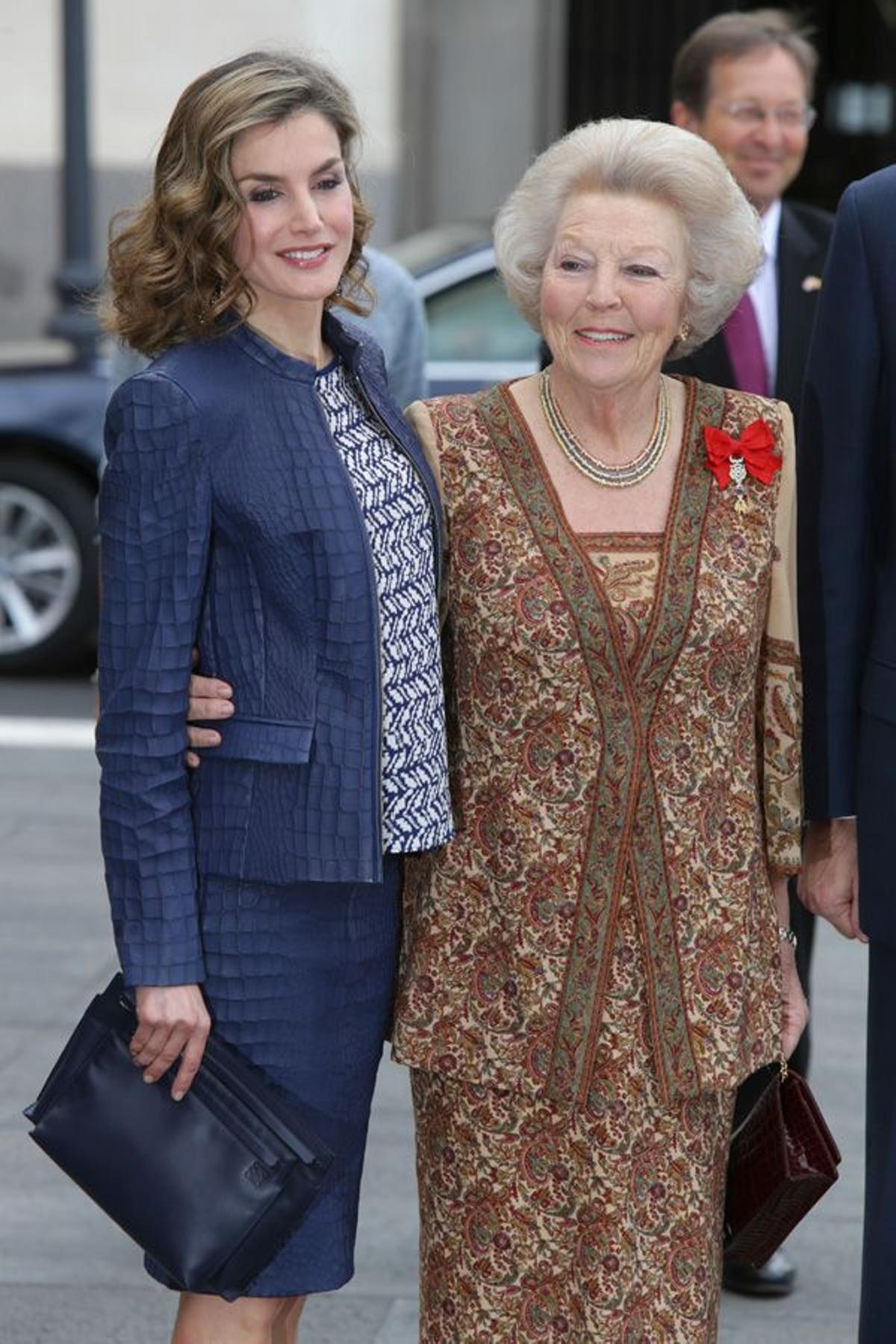 Letizia Ortiz de Hugo Boss junto a Beatriz de los Países Bajos