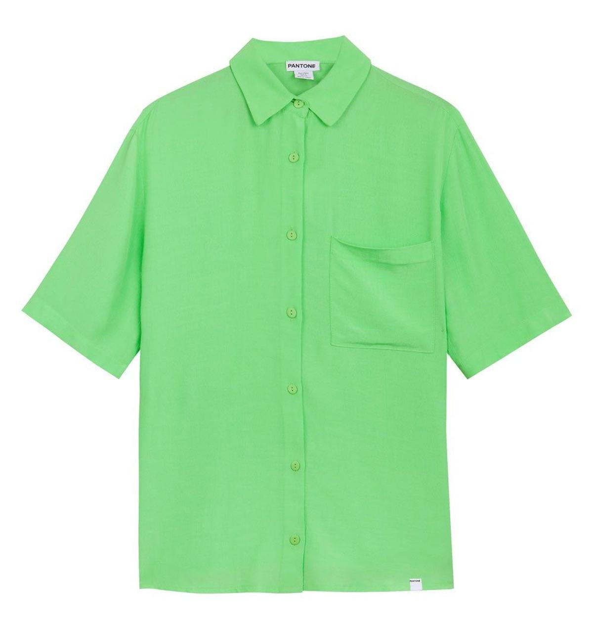 Blusa de manga corta en color verde de la colección Pantone de Bershka. (Precio: 17, 99 euros)
