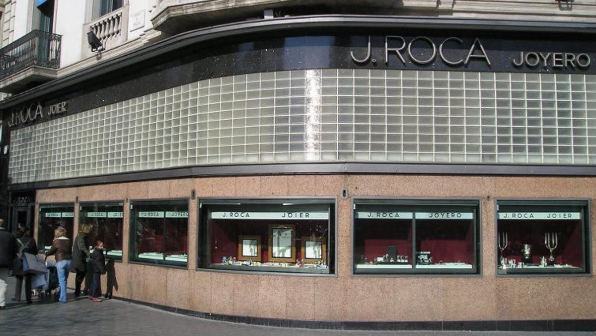 Josep Lluís Sert diseñó el exterior y el interior de la joyería Roca. El local, el único establecimiento comercial racionalista de Barcelona se mantiene aunque en otras manos.