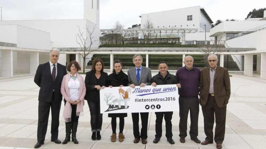 Presentación de Padre Rubinos, con el presidente de la entidad y la edil de Xustiza Socia, en el centro.