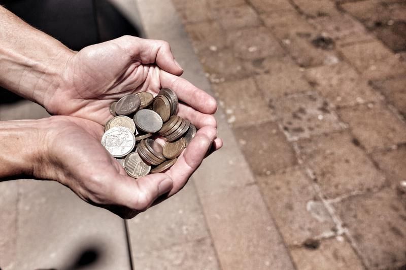 Colas en el Banco de España de Santa Cruz de Tenerife de gente cambiando las últimas pesetas