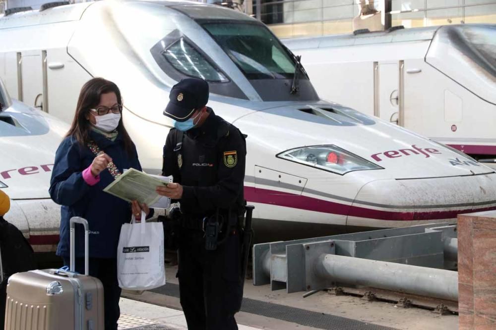 Controles policiales en la estación María Zambrano