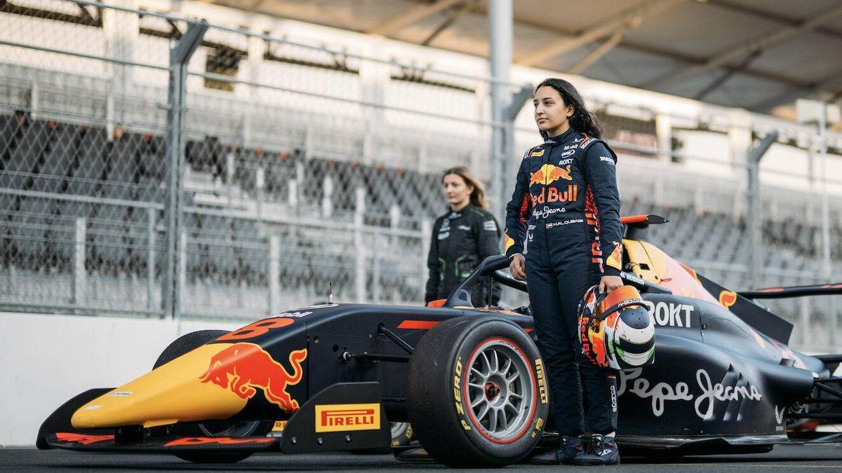 El papel de la mujer y la moda en la Fórmula 1 o cómo la colección Red Bull Racing x Pepe Jeans se ha hecho con la ‘pole’ contra los estereotipos