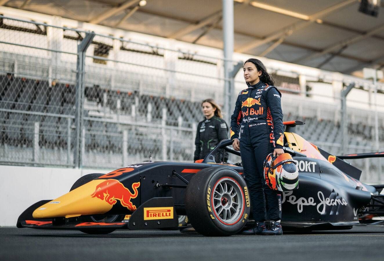 La piloto iraní Hamda Al Qubaisi y la colaboración Pepe Jeans x Red Bull