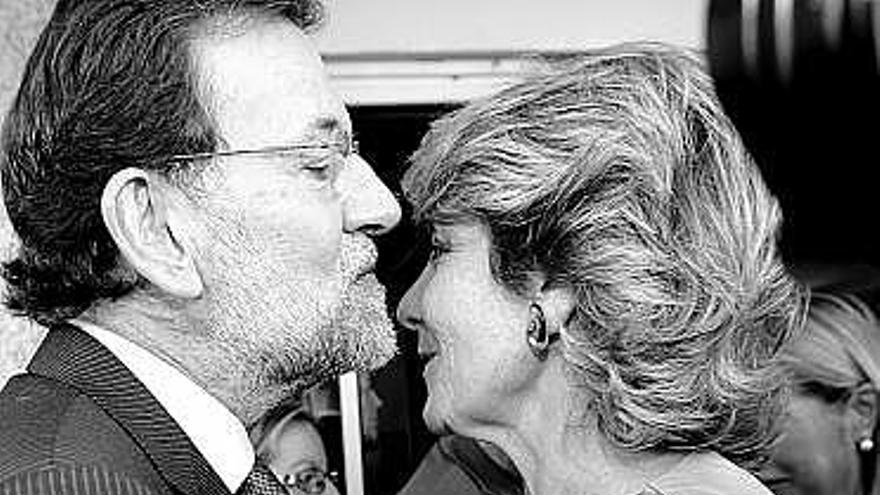 El saludo de Mariano Rajoy y Esperanza Aguirre, ayer, en una visita a la ONCE.