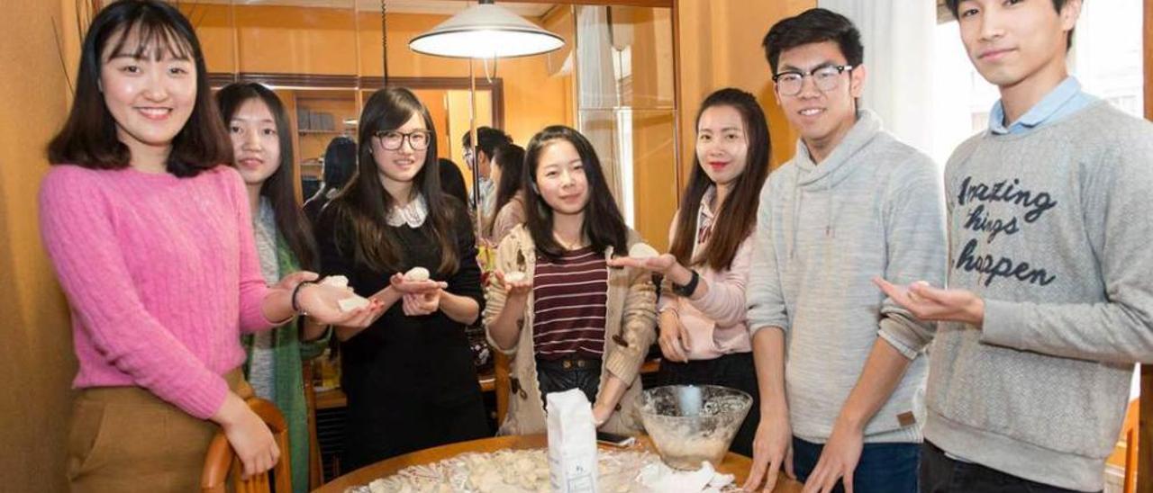 Por la izquierda, Mei, Claudia, Priela, Isabel, Olivia, Daniel y Huan, ayer en Oviedo, preparando los &quot;jiaozi&quot; que cenaron horas después.