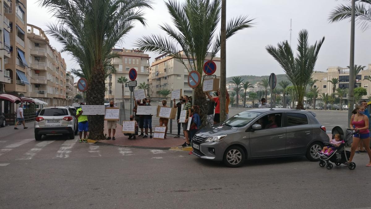 Imagen de la protesta de los mercaderes que no instalaron ayer por segunda semana consecutiva el mercadillo semanal