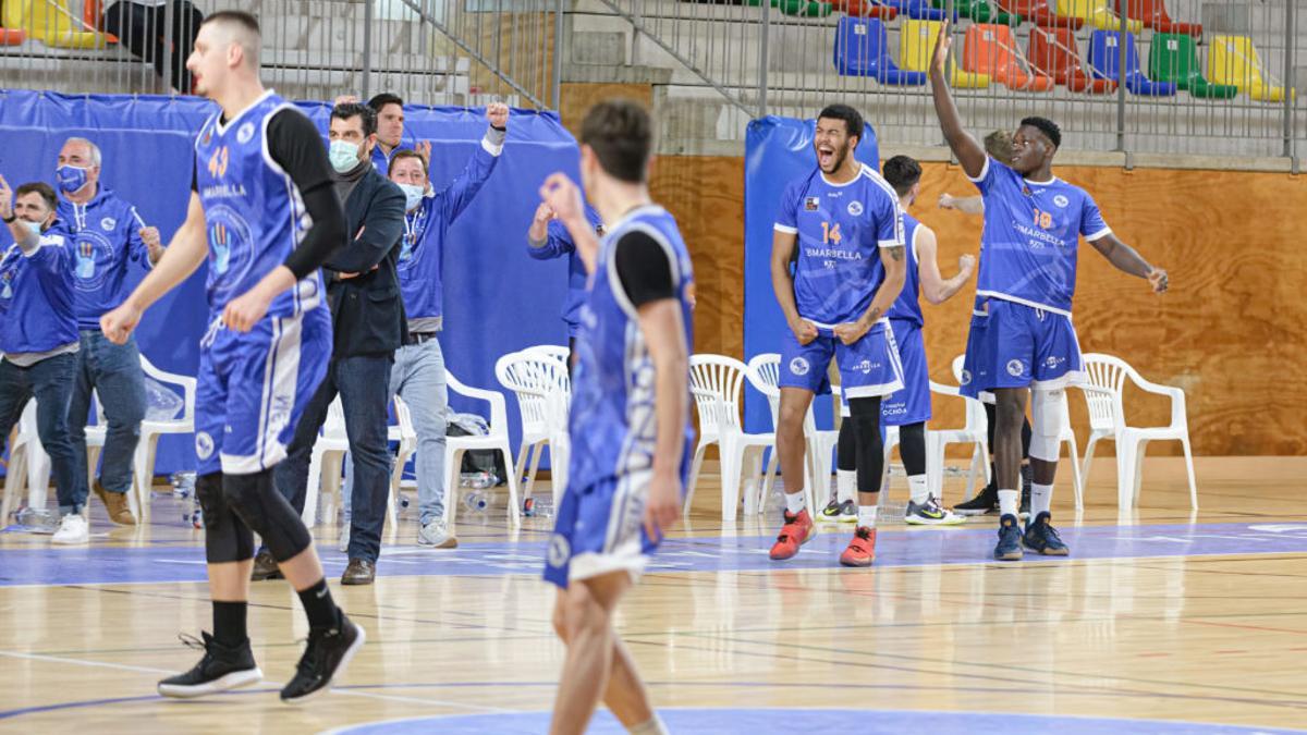 Jugadores del CB Marbella celebrando una canasta.