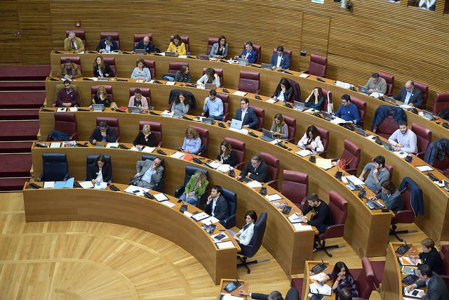 Imágenes del pleno de las Corts y la sesión de control al presidente Puig