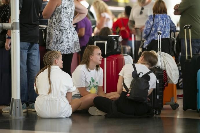 23.09.19. Gando, Telde, Gran Canaria. Pasajeros de Thomas Cook en el Aeropuerto de Gran Canaria. Foto Quique Curbelo  | 23/09/2019 | Fotógrafo: Quique Curbelo