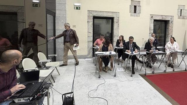 El momento en que Xuan Valladares abandona la sala de plenos tras su dimisión, el pasado jueves.