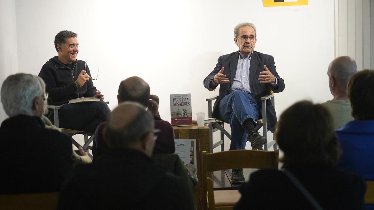 Andreu Claret, dirigint-se al públic durant la presentació d’ahir, sota la mirada divertida de Martí Gironell.