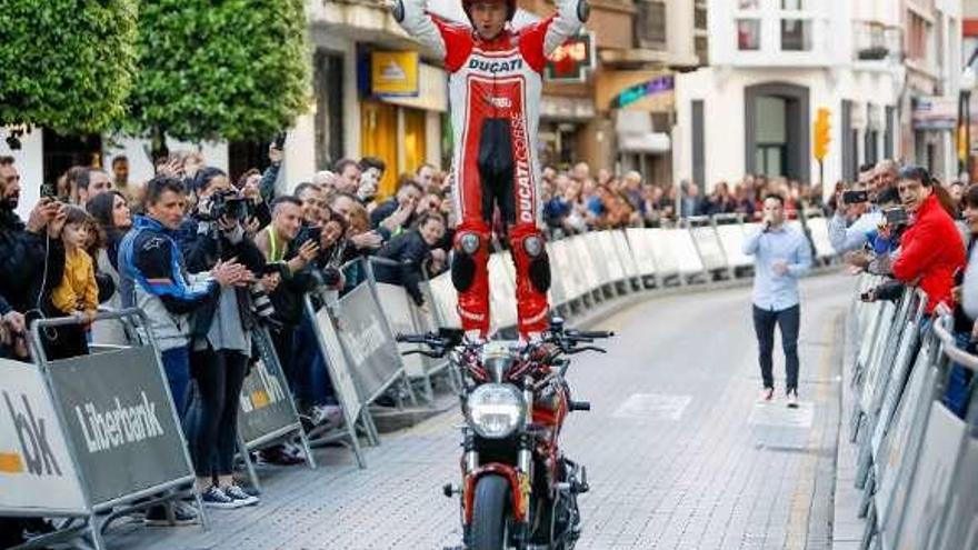 Emilio Zamora, de pie sobre la moto durante la exhibición que hizo tras la presentación.