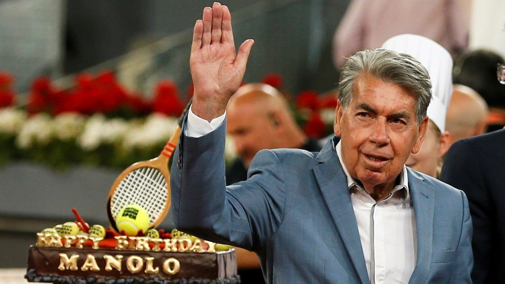 MADRID, 10/05/2018.- El extenista Manolo Santana tras recibir una camiseta del Real Madrid por su 80 cumpleaños, a la finalización del encuentro que han disputado los tenistas Rafa Nadal y el argentino Diego Schwartzman, correspondiente a los octavos de final del Mutua Madrid Open disputado hoy en la Caja Mágica. EFE/Juanjo Martín. Madrid