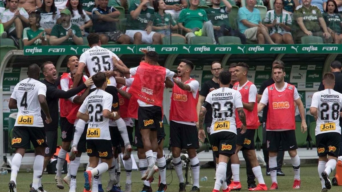 Celebración del gol de Danilo Avelar