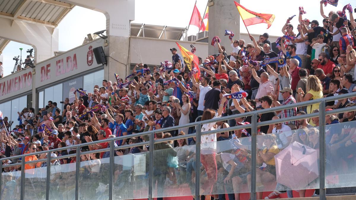 Aspecto que presentaba una de las gradas del Nuevo Pepico Amat en el encuentro ante el filial del Barcelona.