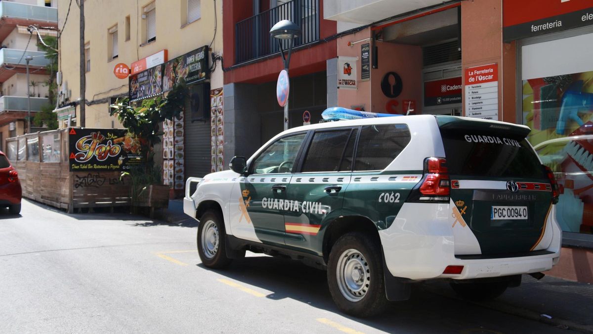 Operatiu de la Guàrdia Civil a Cubelles en el marc del desmantellament d'un grup criminal d'explotació de persones