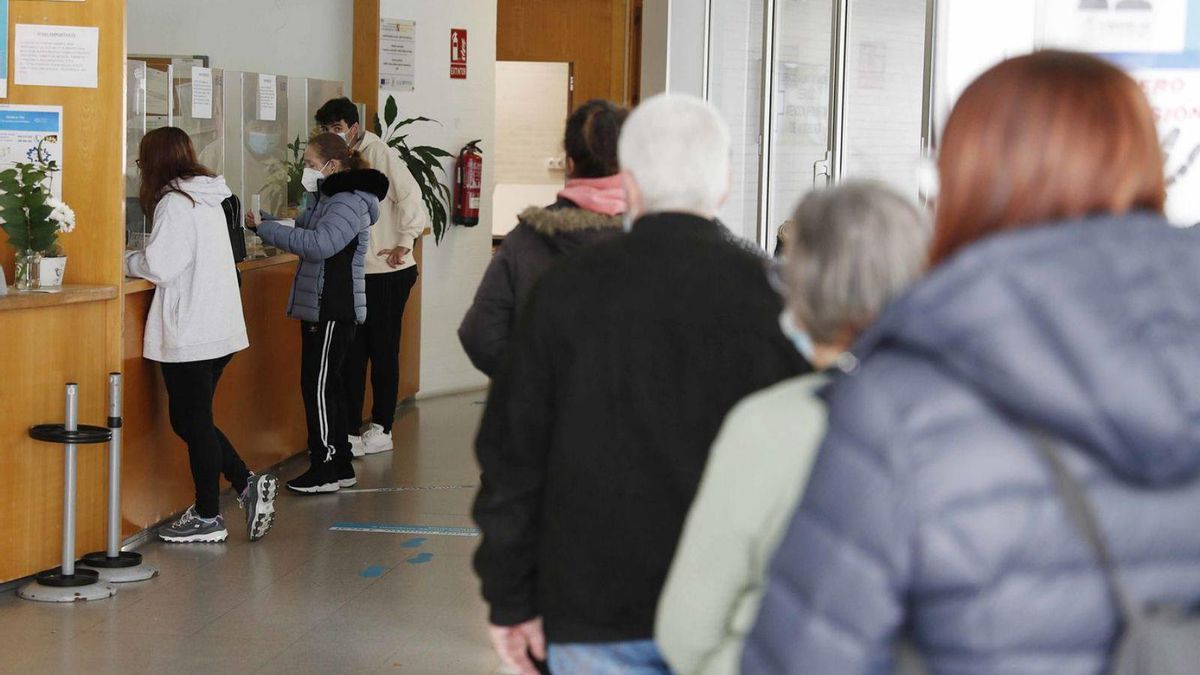 Cola de pacientes para pedir cita en el centro de salud de A Doblada, en Vigo. Cola de pacientes para pedir cita en el centro de salud de A Doblada, en Vigo.