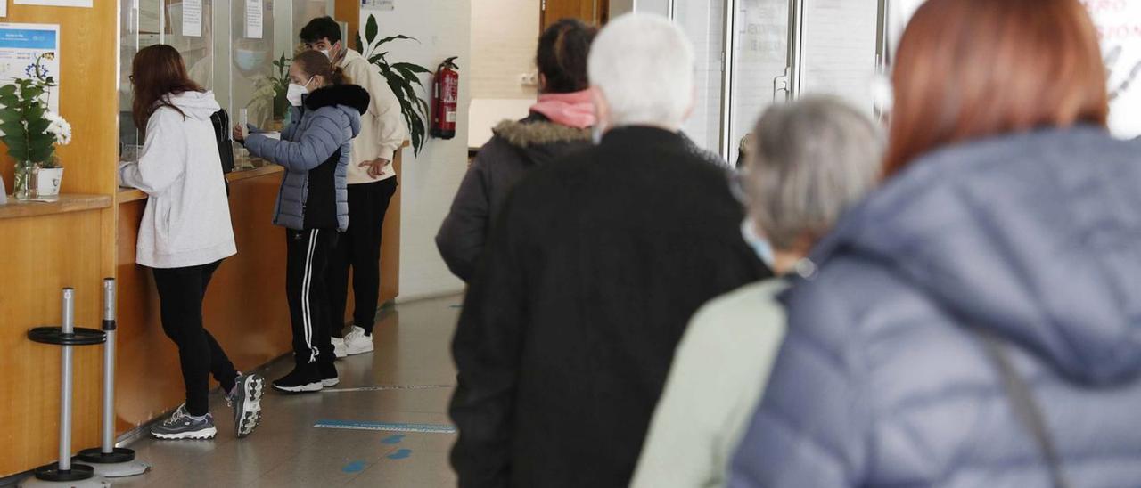 Cola de pacientes para pedir cita en el centro de salud de A Doblada, en Vigo.   | // PABLO HERNÁNDEZ GAMARRA