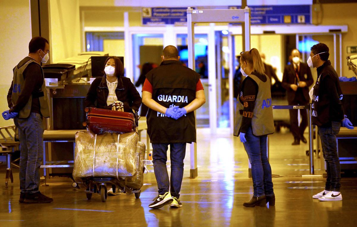 Controles y test covid en el aeropuerto internacional de Fiumicino, en Roma, para los pasajeros procedentes de China.