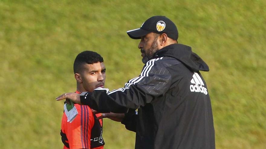 Nuno habla con Bakkali en un entrenamiento del Valencia CF.