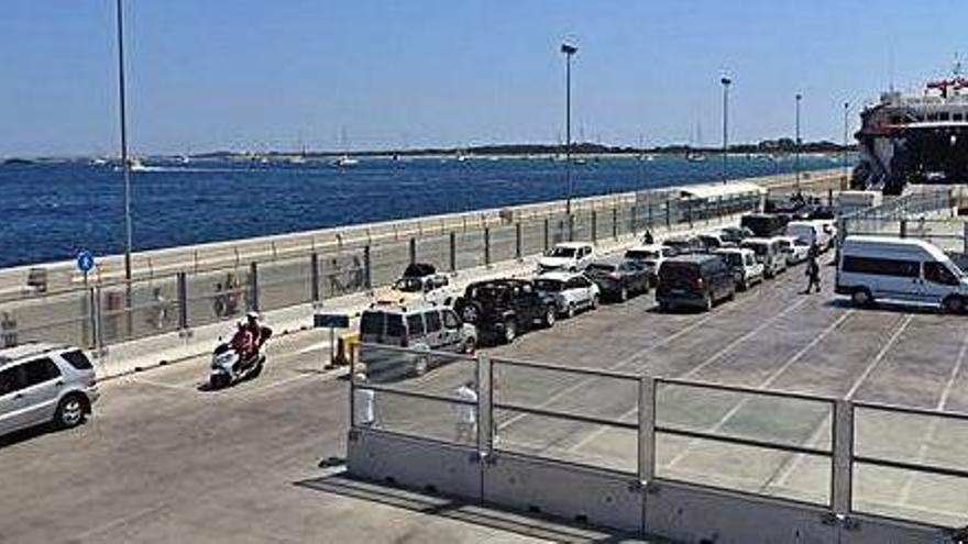 Vehículos desembarcando ayer en el puerto de la Savina.