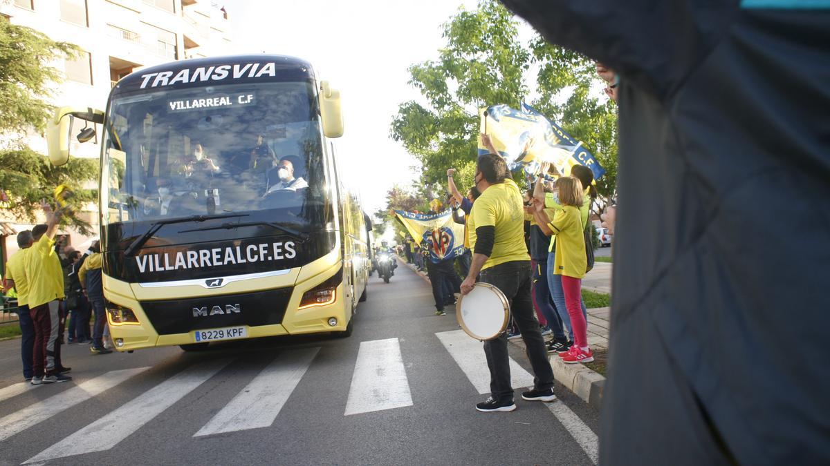 GALERÍA DE FOTOS | Así han recibido al equipo en los aledaños del estadio