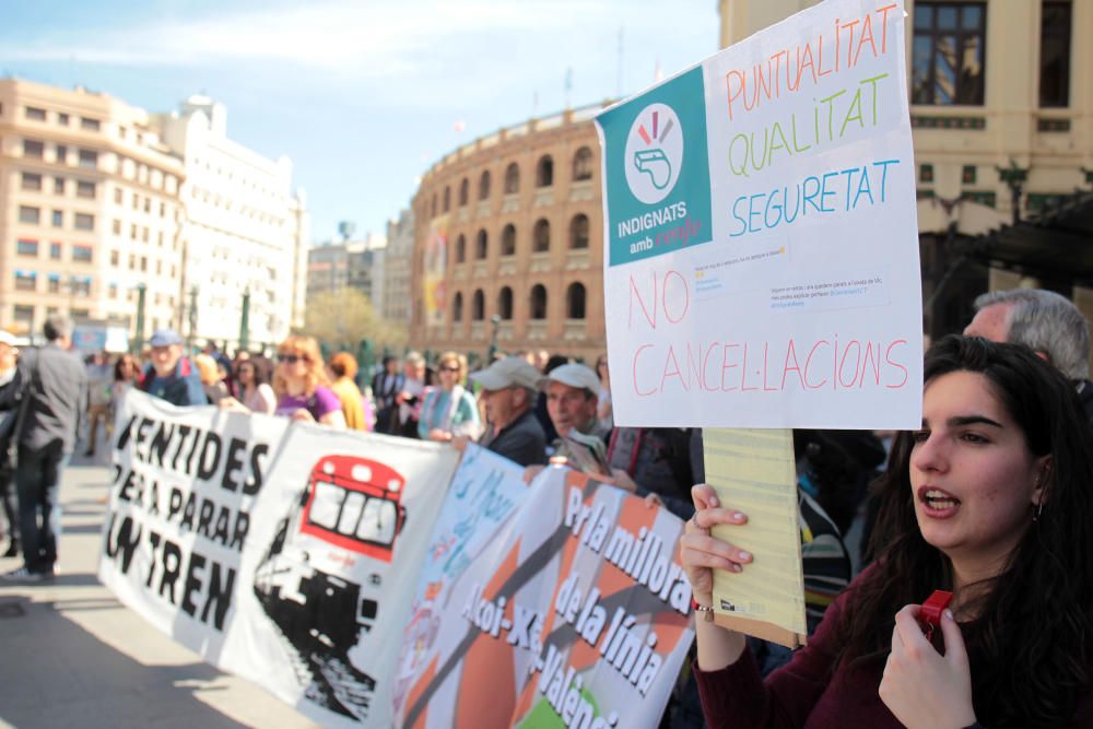 Concentración en València contra el "maltrato continuo" de Renfe