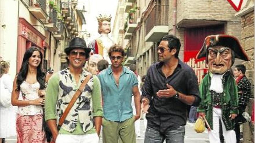 Una escena del film, amb els protagonistes caminant pels carrers de Pamplona.