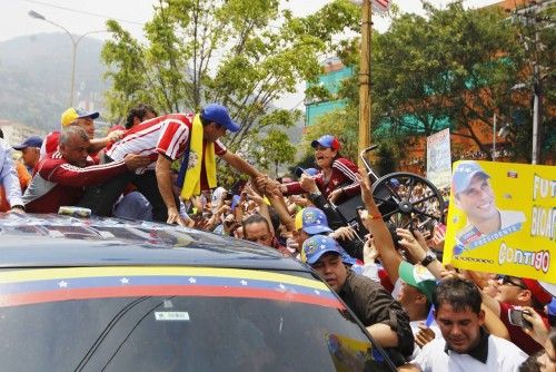 El líder de la oposición de Venezuela, Henrique Capriles, saluda a sus seguidores