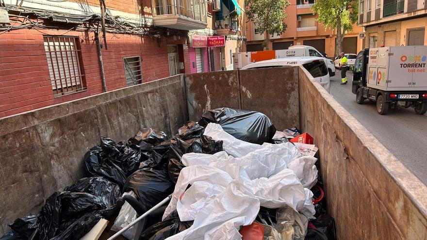 El piso de los horrores de Torrent se salda con cuatro gatos muertos y kilos de basura