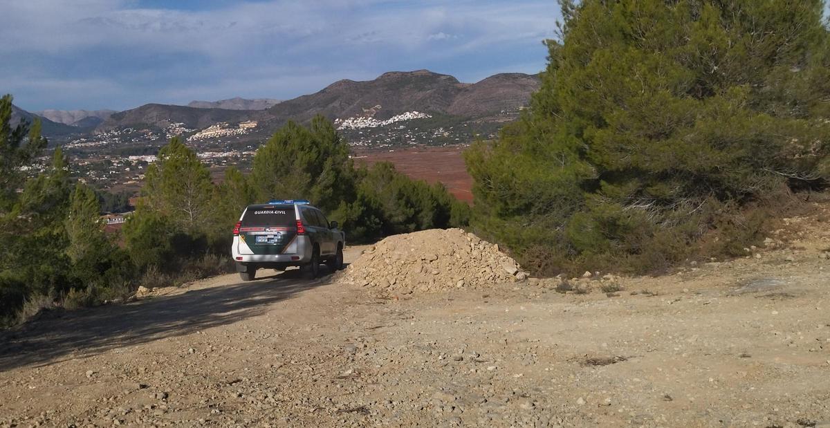 Una patrulla de la Guardia Civil recorre uno de los caminos de acceso