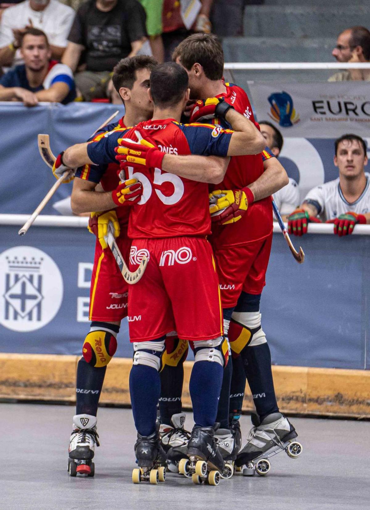 Celebración de uno de los goles de España. |  // DAVID VALIENTE