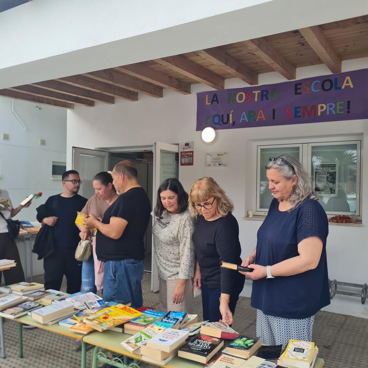 El mercadillo de libros de segunda mano del CEPA en Cala de Bou.