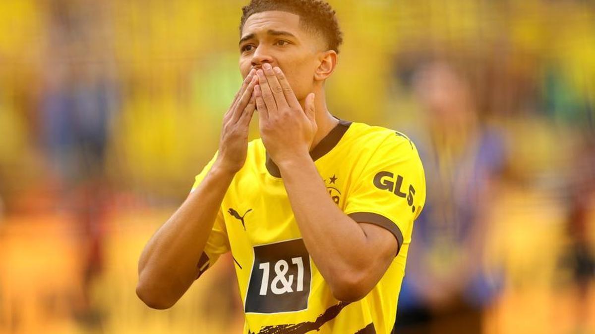 Jude Bellingham se despide de la afición del Borussia Dortmund tras el empate contra el Mainz O5.