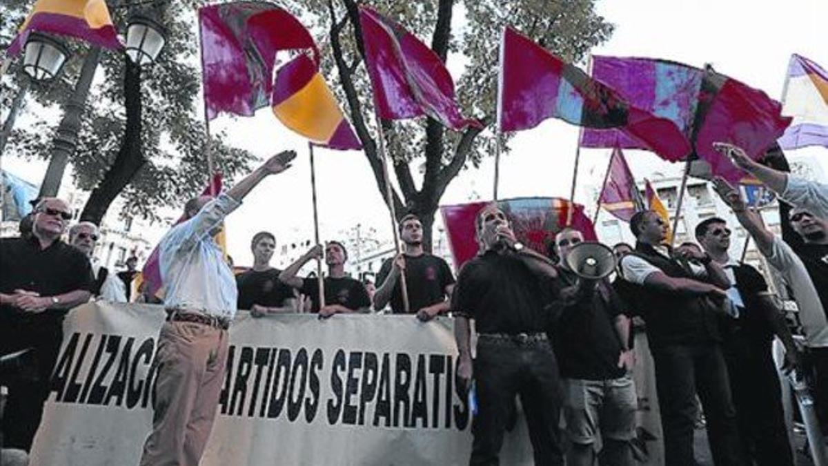 Grupos de ultraderecha, frente al centro Blanquerna de Madrid.