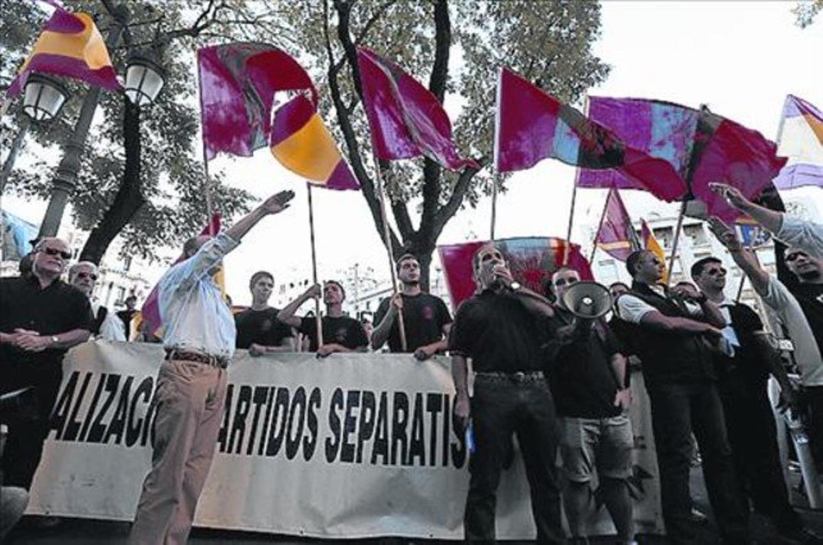 Grups d’ultradreta, ahir, davant el Centre Blanquerna de Madrid.