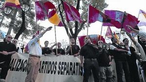 Grups d’ultradreta, ahir, davant el Centre Blanquerna de Madrid.