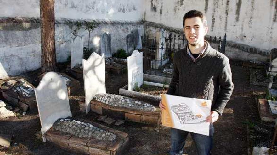 El arquitecto malagueño Guillermo Madueño, de Kajoo, con un mapa del Cementerio Inglés para los visitantes en la parte más antigua del camposanto.