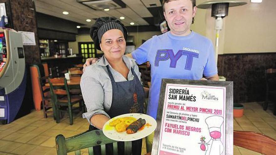 Héctor Granda y Marga Murciego muestran el pincho que ganó el certamen de tapas de San Martín.