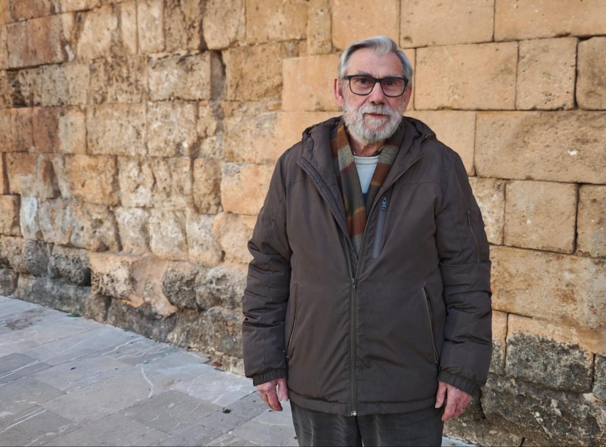 Pere Gerard Bestard posa para esta entrevista en el exterior de la parroquia de Muro.