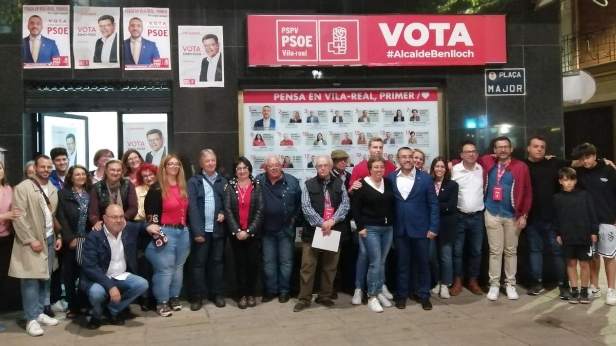 Los socialistas posaron en su sede en Vila-real tras cerrarse el escrutino con una nueva victoria, aunque pierden la mayoría absoluta.