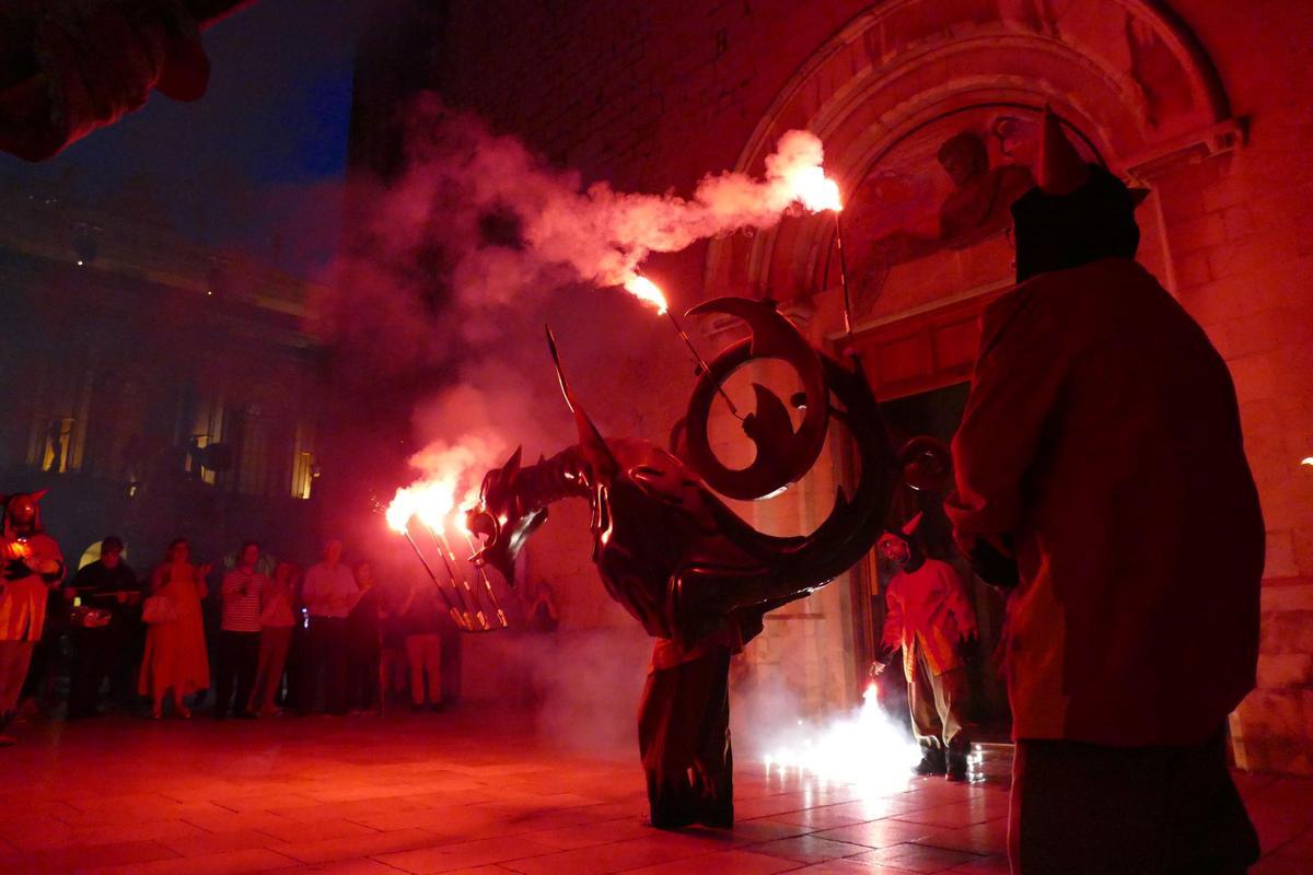 EN IMATGES | L'Encesa del Drac atrau desenes de persones per celebrar la revetlla de Sant Pere a Figueres